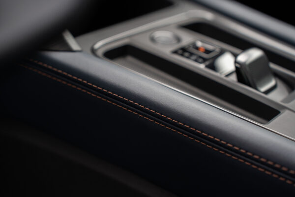 Skóra ekologiczna w kolorze Petrol Blue –  obszycie tunel środkowy CUPRA Formentor / CUPRA Leon