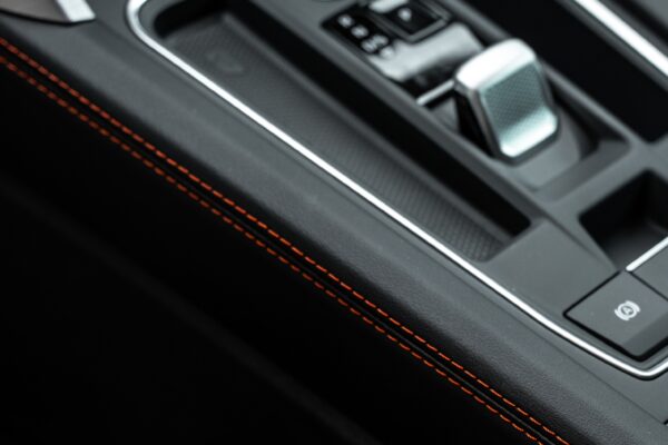 Skóra ekologiczna w kolorze czarnym - obszycie tunel środkowy SEAT Leon